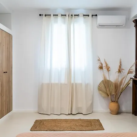 Lito House - Within Reach Apartment